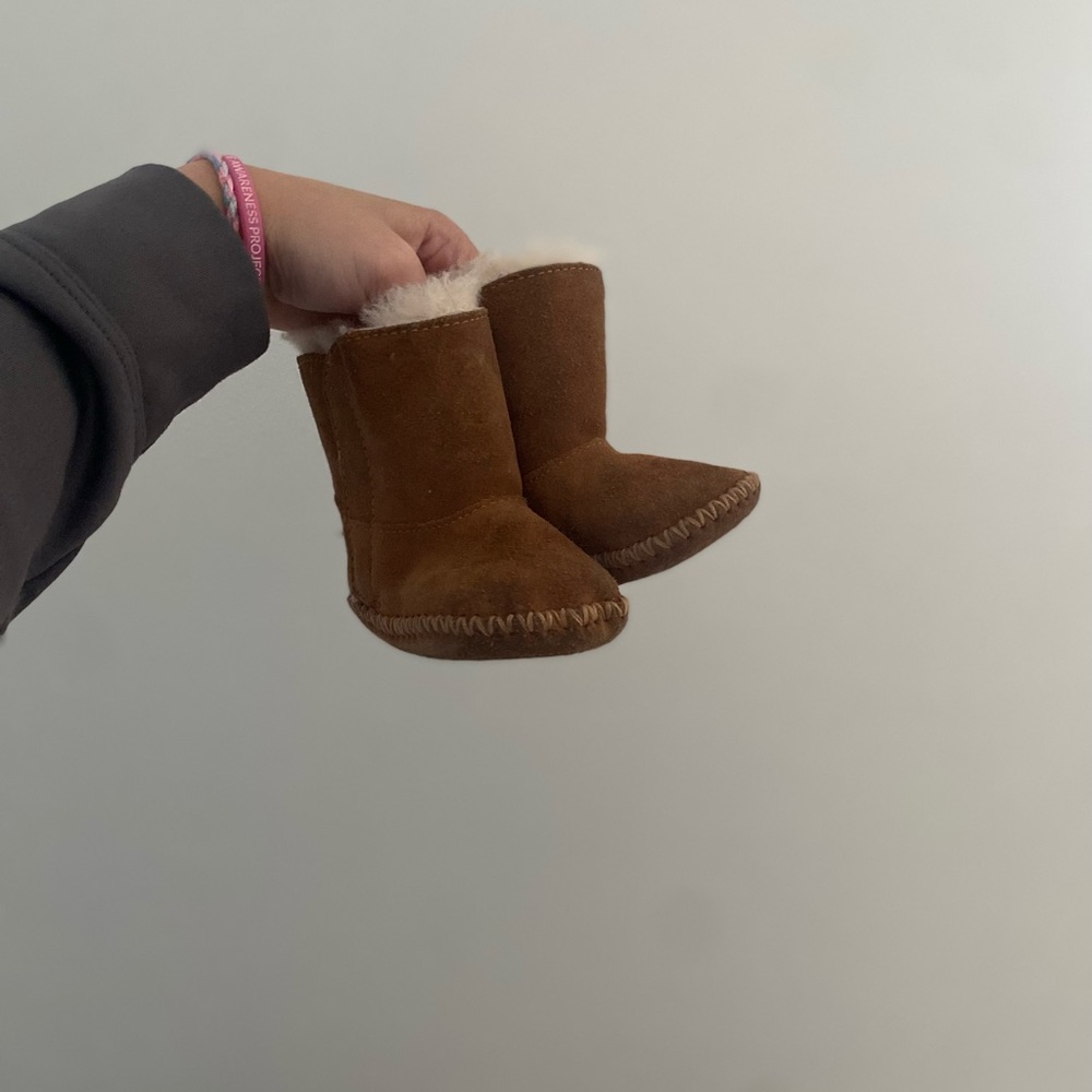 UGG Chestnut  sz 2/3